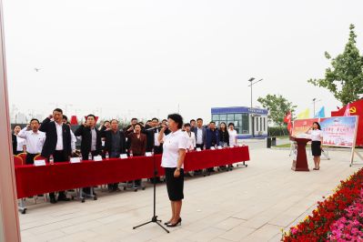 3.悟思想——中國二十二冶集團雄安公司黨委書記、紀委書記、代理工會主席胡明琦帶領(lǐng)全體黨員重溫入黨誓詞