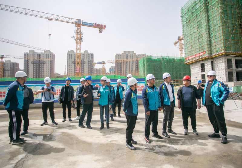 6.開(kāi)新局——項(xiàng)目工程經(jīng)理帶領(lǐng)與會(huì)人員參觀施工現(xiàn)場(chǎng)