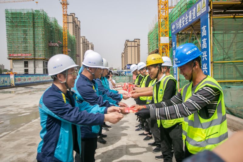 5.辦實事——與協(xié)力隊伍人員及當(dāng)?shù)鼐用窠Y(jié)對幫扶,并發(fā)放志愿服務(wù)卡